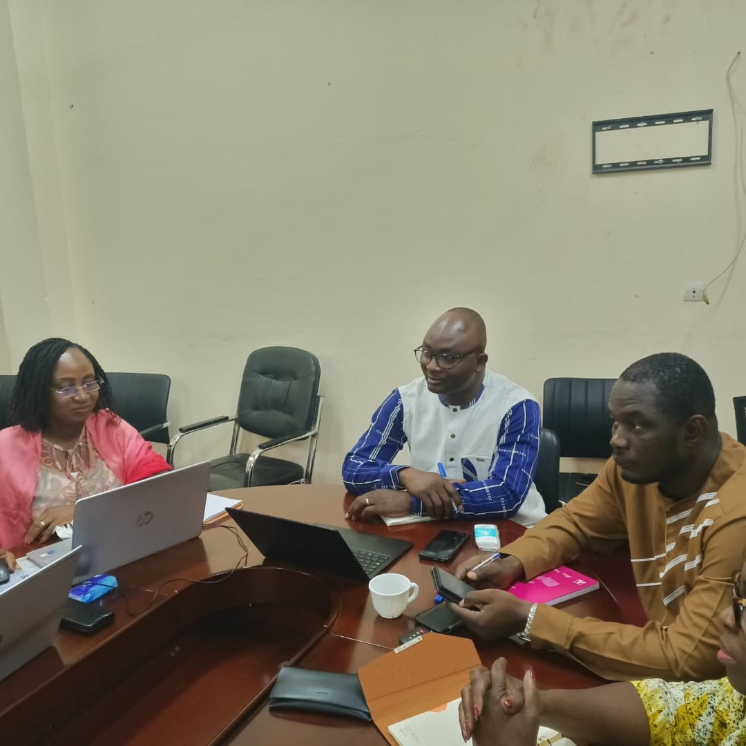 Au milieu, le Secrétaire exécutif de la PND