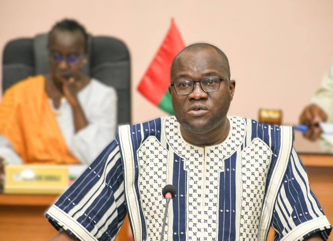 Dr Aboubakar NACANABO, Ministre de l'Economie et des Finances face aux d&eacute;put&eacute;s